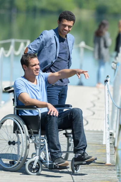 Přítel Mužem Invalidním Vozíku Molu — Stock fotografie