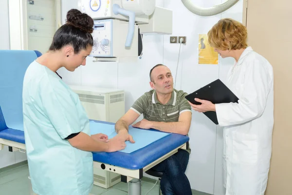 Medisch Team Met Patiënt Het Ziekenhuis — Stockfoto