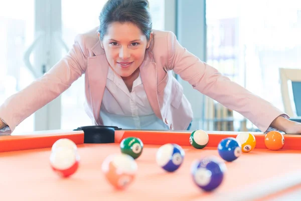 Mujer Evaluando Posición Las Bolas Mesa Billar —  Fotos de Stock