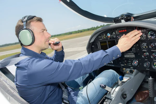 Pilot Testet Das Kommunikationssignal — Stockfoto