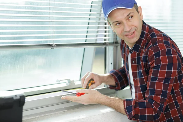 Professionale Uomo Sta Riparando Una Finestra — Foto Stock