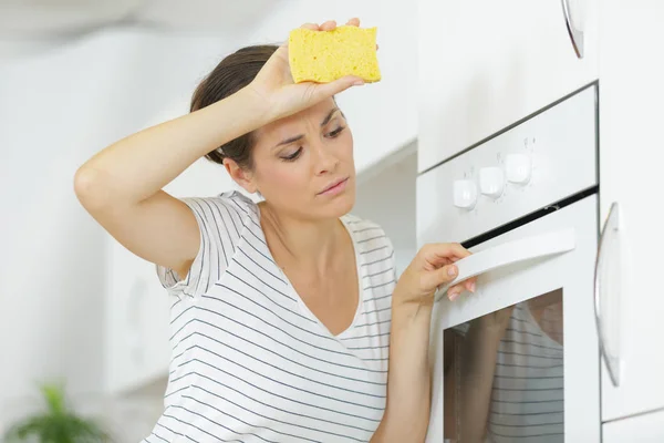 Vermoeide Huisvrouw Schoonmaken Oven Keuken — Stockfoto