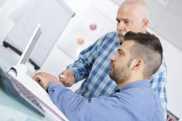 Insegnante Sesso Maschile Spiegando Argomento Sul Computer Portatile Allo Studente — Foto Stock