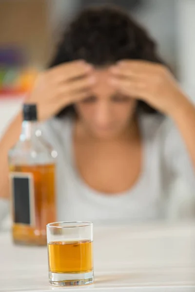 Mujer Bebiendo Alcohol Casa —  Fotos de Stock