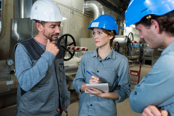 Industriële Werknemers Controleren Lassen Van Metalen Profielen — Stockfoto