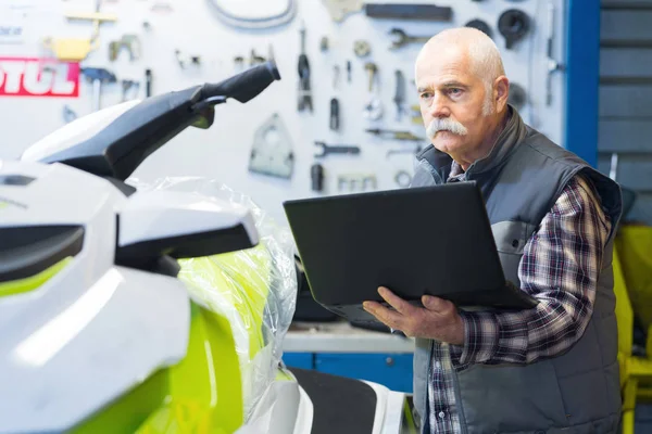 Idős Férfi Használja Laptop Ellenőrzésére Árak Interneten Keresztül — Stock Fotó