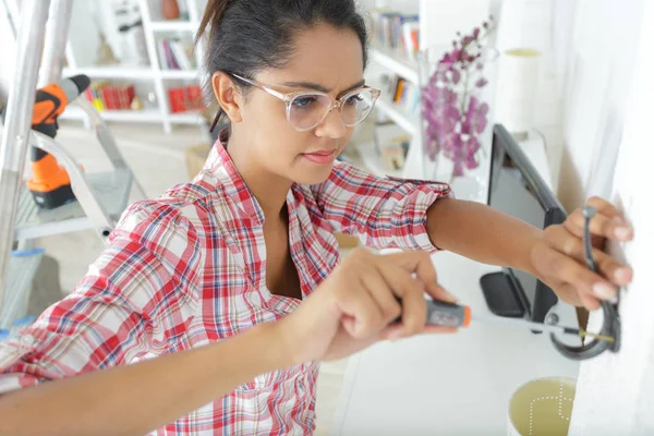 Una Joven Colgando Gancho — Foto de Stock