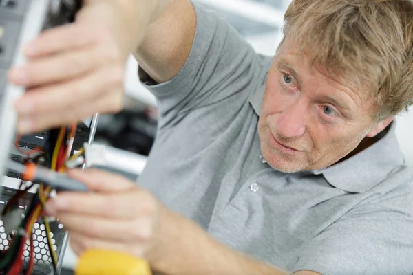 Portret Van Een Elektronische Ingenieur Die Met Werkt — Stockfoto