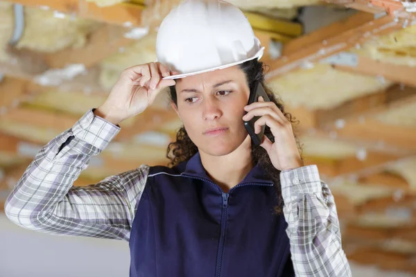 Mulher Construtor Usando Telefone Inteligente — Fotografia de Stock