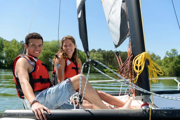 Genç Neşeli Bir Çiftin Portresi Yelken Açmayı Öğreniyor — Stok fotoğraf