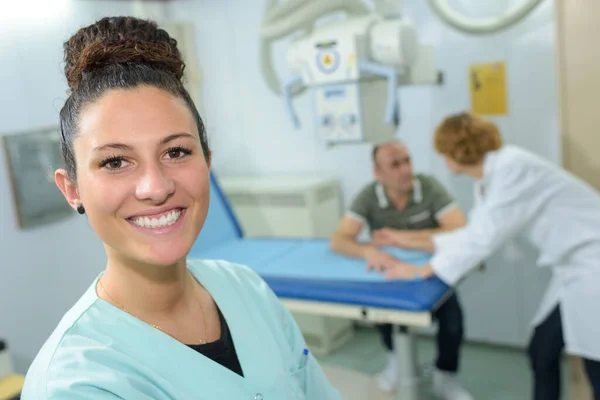 Brunette Arts Vrouw Tijdens Overleg — Stockfoto