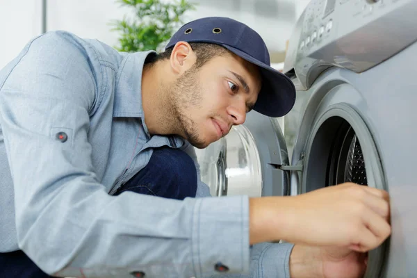 Jonge Militair Werkzaam Wasmachine — Stockfoto