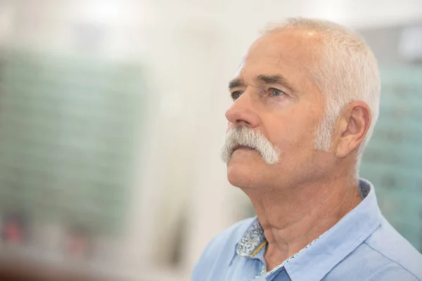 Headshot Van Senior Man Kijkend Verte — Stockfoto