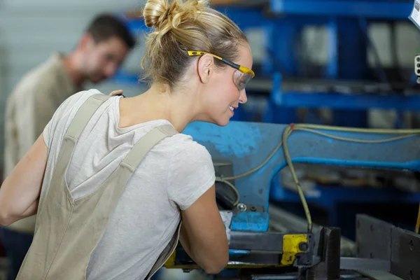 Een Gelukkige Vrouwelijke Fabrieksarbeider — Stockfoto