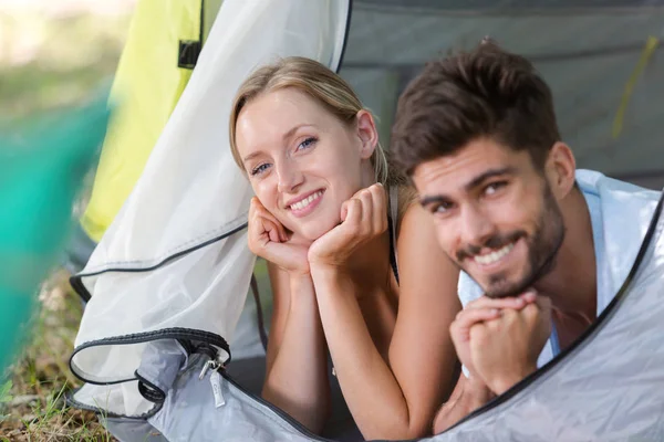 Uomo Donna All Interno Tenda Campeggio — Foto Stock