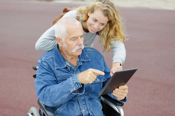 Homem Idoso Cadeira Rodas Com Filha Tablet Livre — Fotografia de Stock