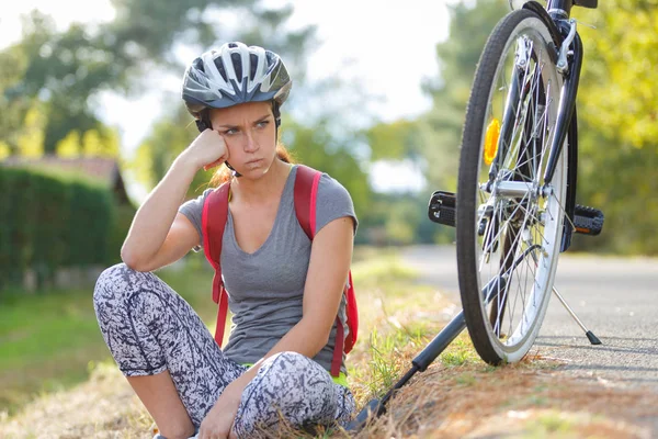 Portret Zdenerwowanego Młodego Rowerzysty — Zdjęcie stockowe