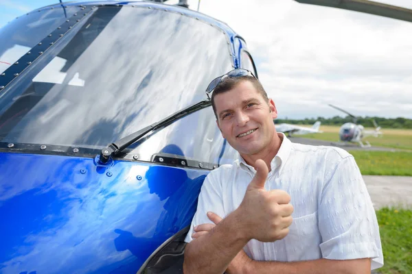 Гелікоптер Чоловічий Ілюмінатор Показує Великі Пальці Вгору — стокове фото