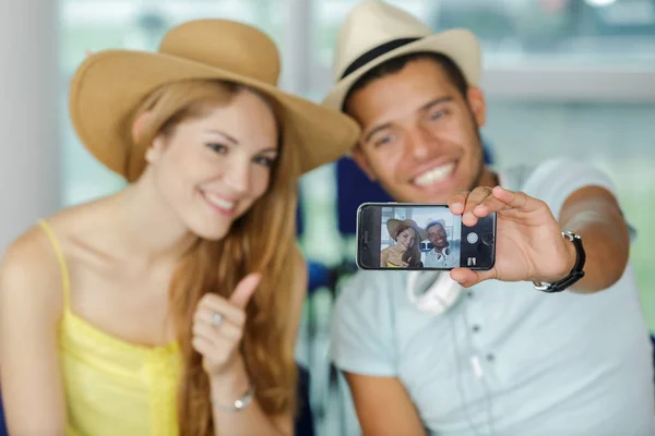 Viajando Joven Pareja Tomar Selfie —  Fotos de Stock