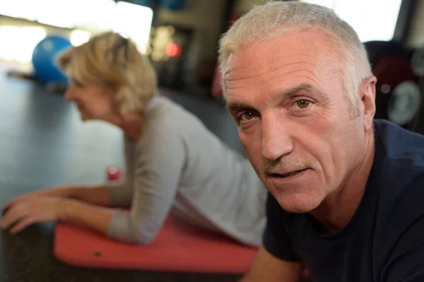 Medelålders Personer Som Gör Gym Yoga — Stockfoto