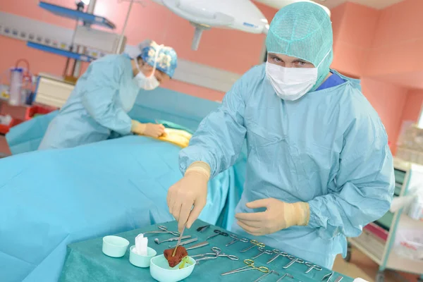 Хірурги Тримають Медичні Інструменти — стокове фото