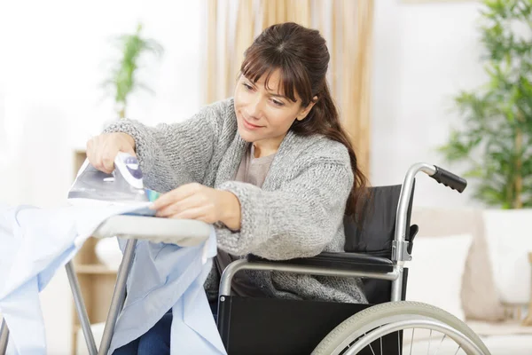 Niepełnosprawnych Kobieta Podczas Prasowania Domu — Zdjęcie stockowe
