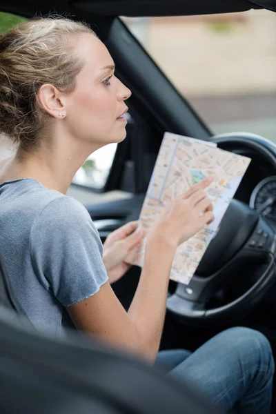 Arabanın Içinde Haritası Olan Genç Bir Kadın Sürücü — Stok fotoğraf