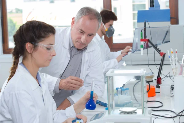 Dos Jóvenes Investigadores Que Realizan Experimentos Laboratorio —  Fotos de Stock