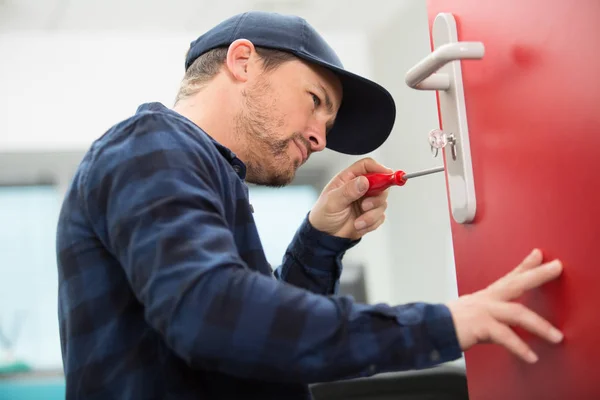 Hombre Instalación Tornillos Puerta Madera —  Fotos de Stock