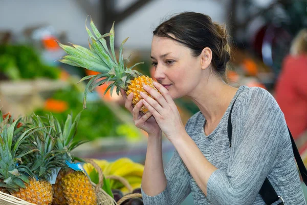 Mulher Feliz Com Frutas Abacaxi Supermercado — Fotografia de Stock