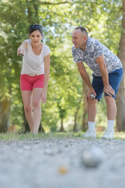 Vriendelijk Paar Spelen Petanque Vrije Tijd — Stockfoto