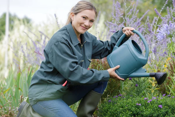 Kobieta Ogrodnik Pomocą Konewki Świeżym Powietrzu — Zdjęcie stockowe