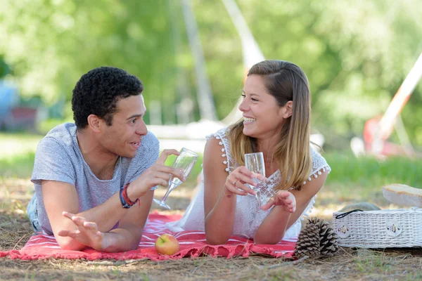 Piknikte Genç Bir Çift — Stok fotoğraf