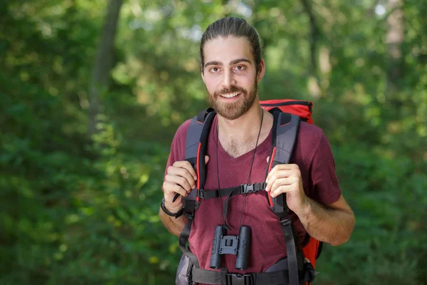 Caminhante Masculino Está Feliz — Fotografia de Stock