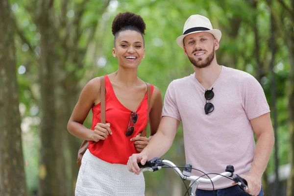 Casal Passeio Bicicleta — Fotografia de Stock