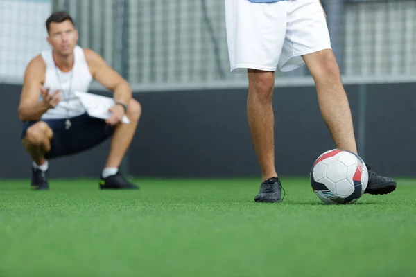 Trainer Trainiert Einen Jungen Fußballer — Stockfoto