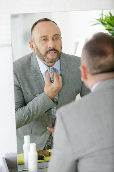 Mann Bindet Krawatte Vor Spiegel Zusammen — Stockfoto