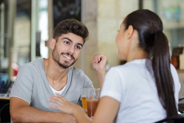 Hombre Una Mujer Hablando Una Cita — Foto de Stock