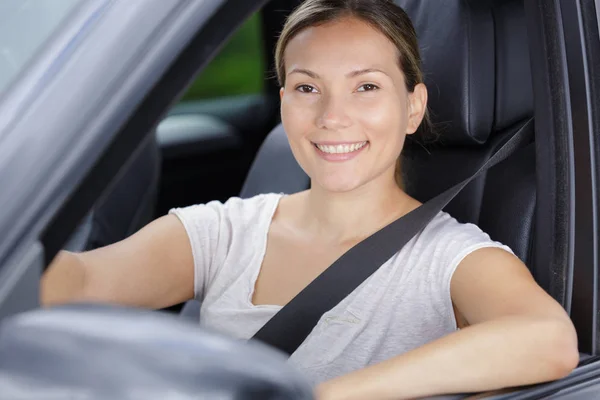 Retrato Mujer Atractiva Joven Detrás Del Volante Coche — Foto de Stock