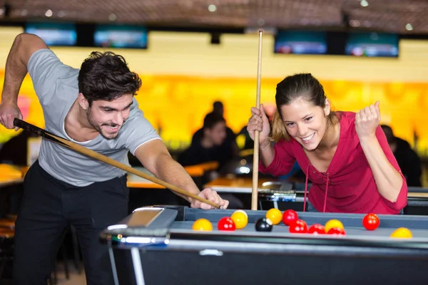 Couple Playing Billiards Center — Stock Photo, Image