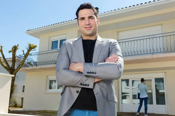 Courtier Immobilier Posant Devant Une Maison — Photo