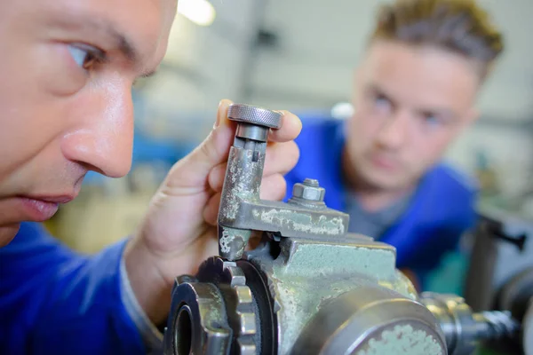 Arbeiter Beobachten Das Metallteil — Stockfoto