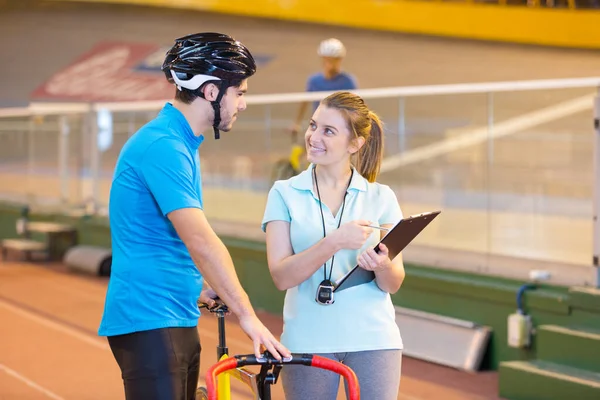 Entrenador Femenino Hablando Con Ciclista Masculino Velódromo Interior — Foto de Stock