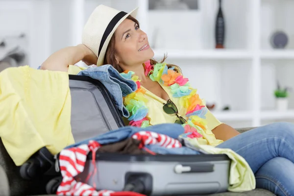 Vrouw Dagdromen Naast Haar Tas — Stockfoto