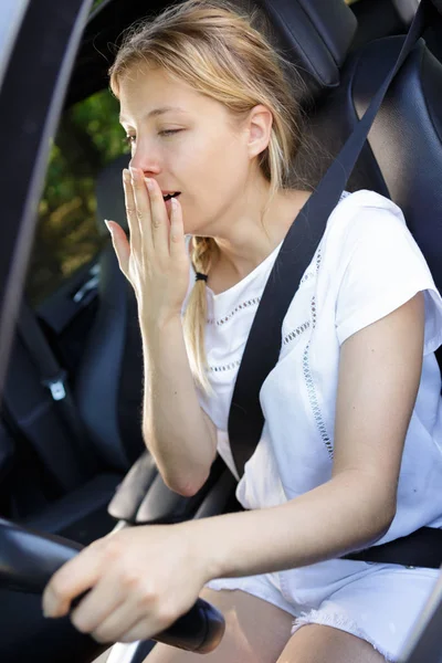 Uma Jovem Mulher Cansada Motorista — Fotografia de Stock