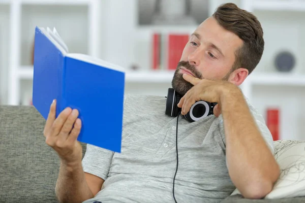 Homem Está Lendo Livro Sofá — Fotografia de Stock