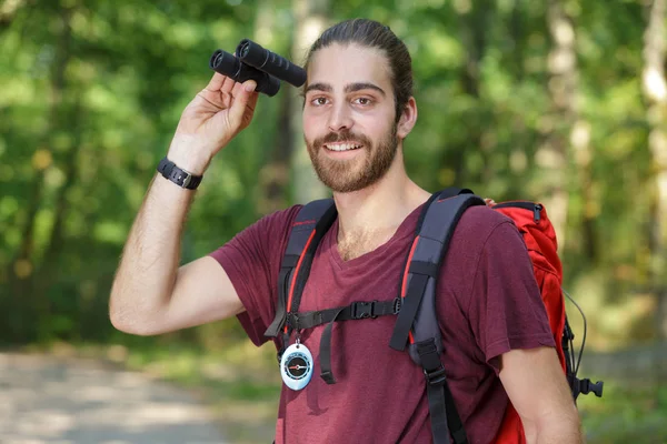 Jovem Caminhante Masculino Com Binóculos Topo Montanha — Fotografia de Stock