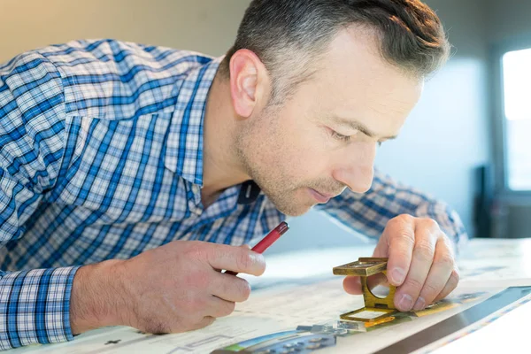 Man Inspektera Cyan Test Tryck Med Förstoringsglas — Stockfoto