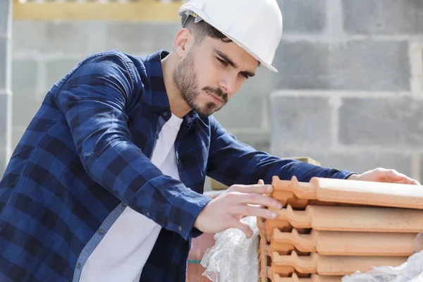 Bauarbeiter Sammelt Dachziegel Aus Stapel — Stockfoto