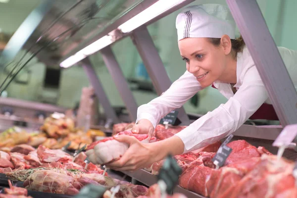 Açougueiro Atingindo Carne Fora Balcão — Fotografia de Stock